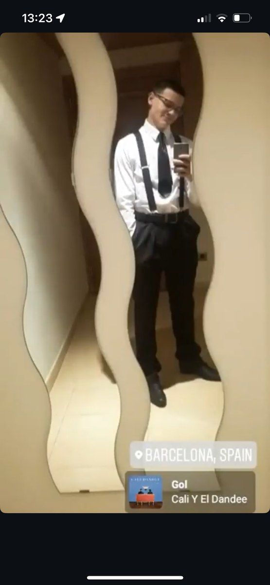 Taras con camisa blanca, tirantes y pajarita, el uniforme de eventos del Hotel Arts de Barcelona