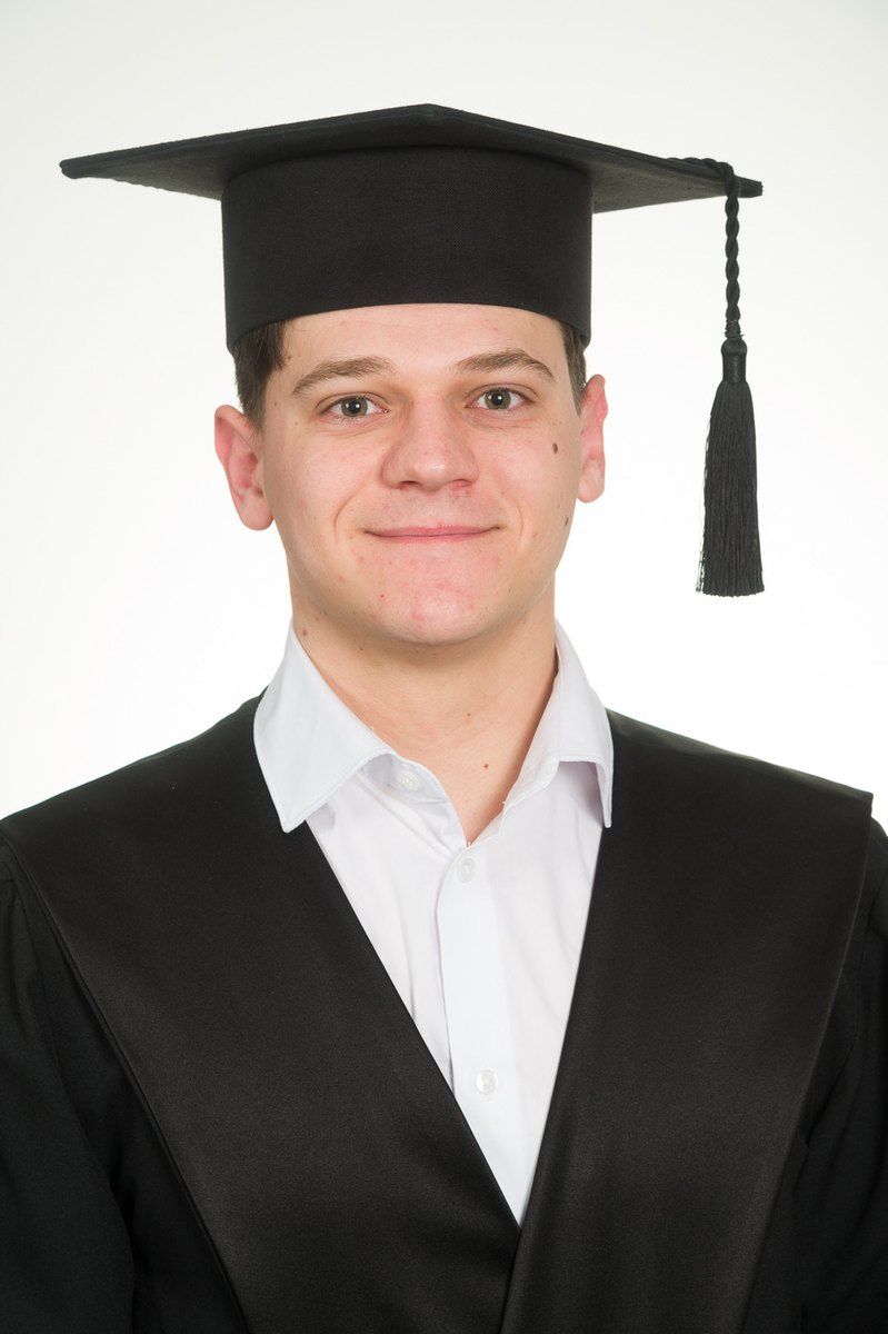 Taras con toga y birrete en la orla de graduación de la Universidad de Barcelona