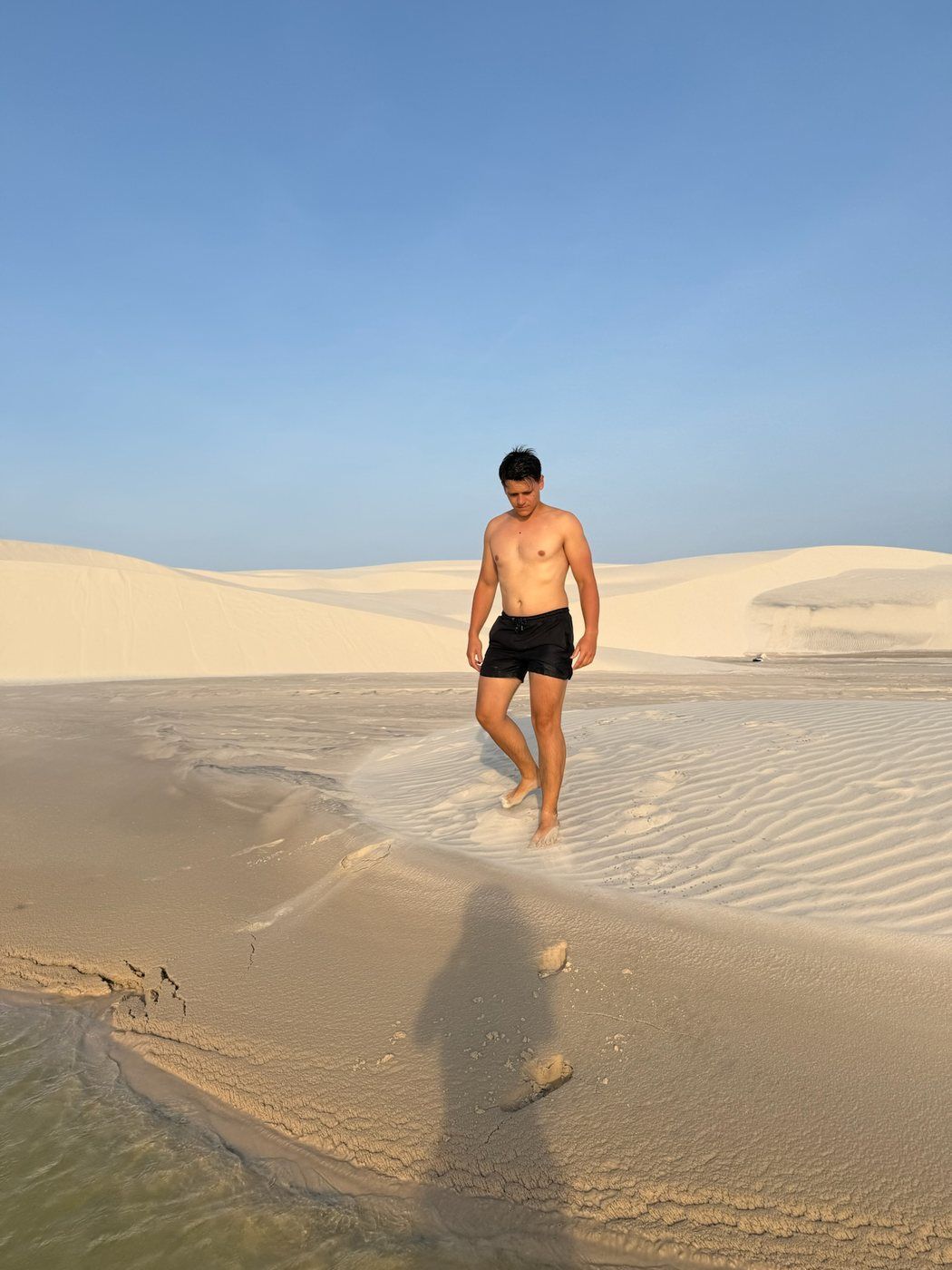 Taras caminando por las dunas de arena blanca de los Lençóis Maranhenses