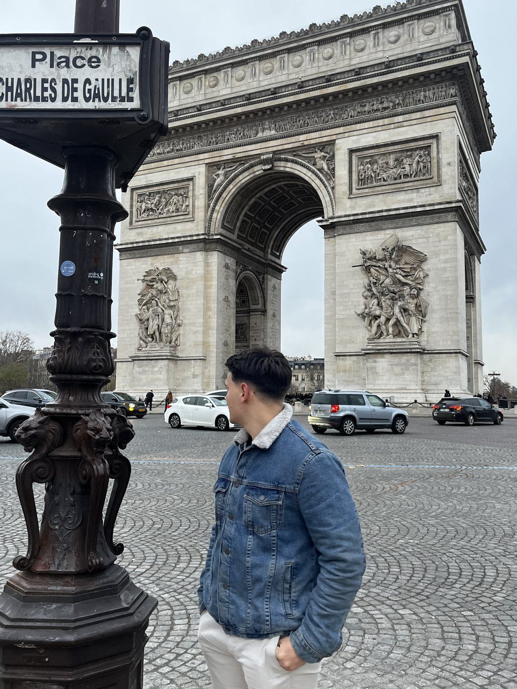 Taras con chaqueta vaquera delante del Arco de Triunfo