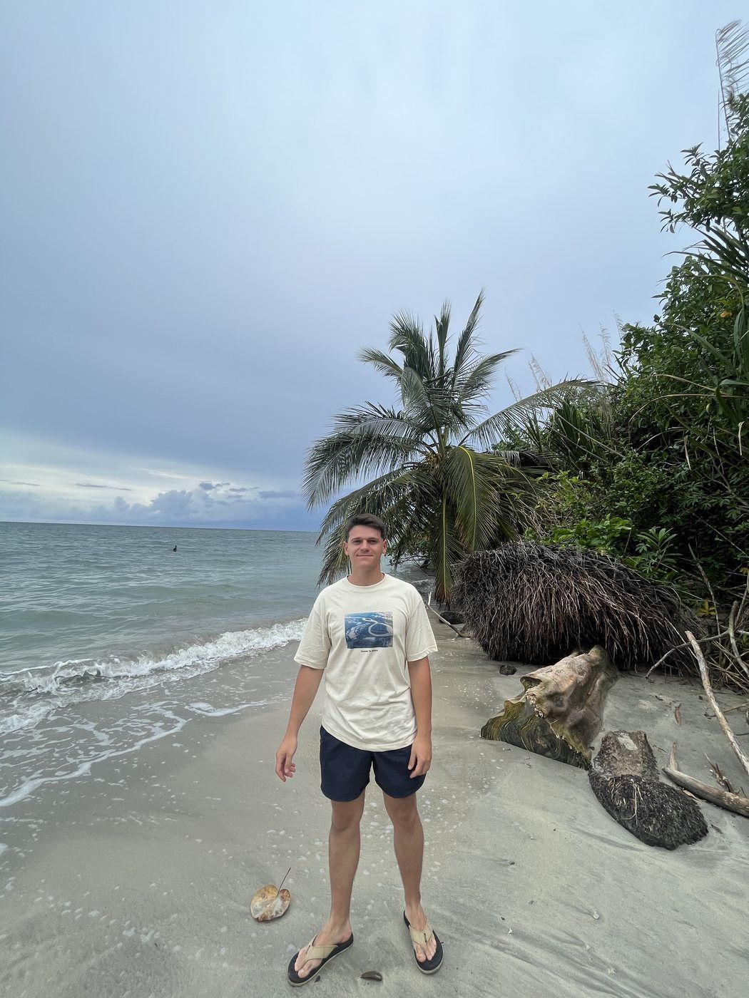Taras en una playa del Caribe con palmeras, en chanclas