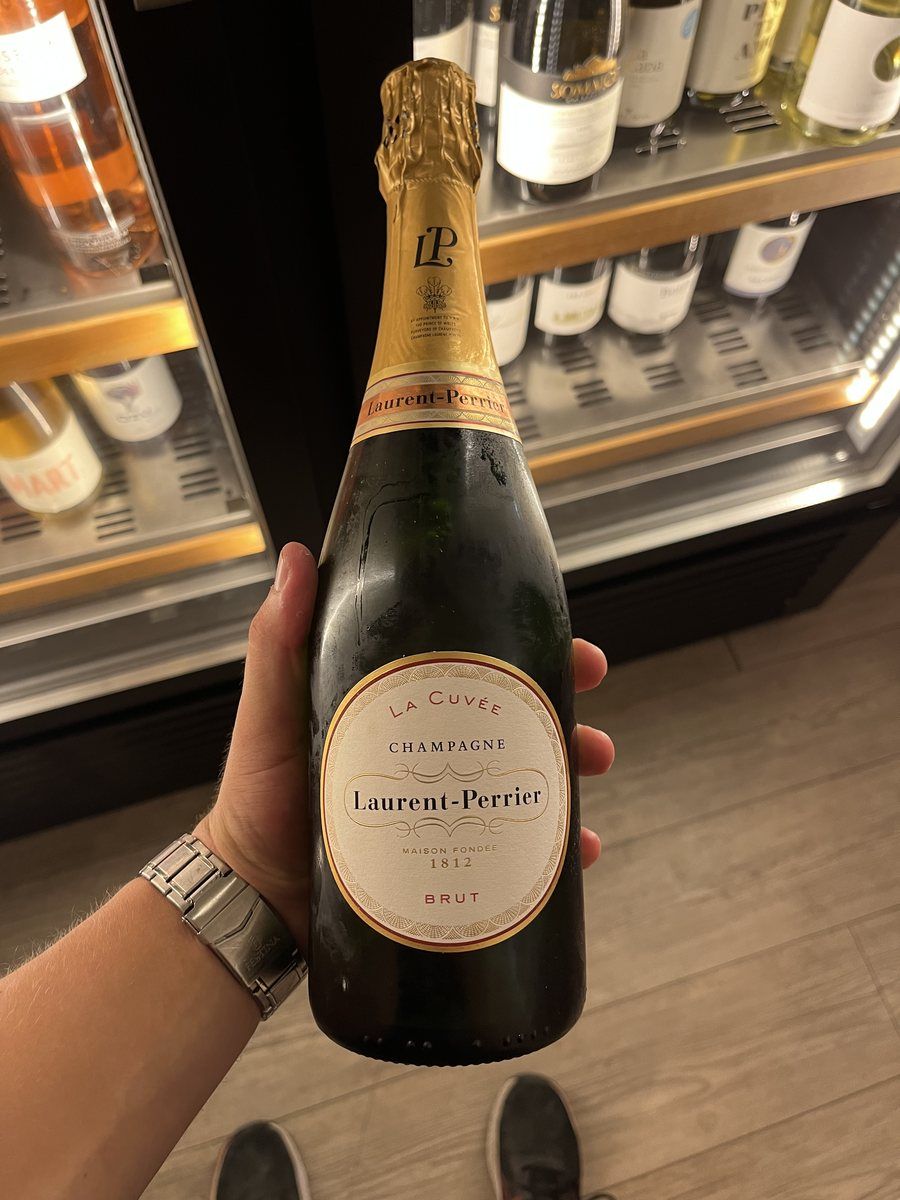 Una botella de champán Laurent-Perrier en la mano