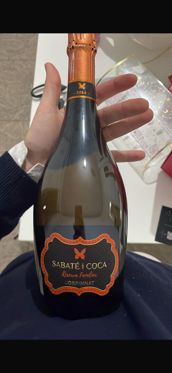 Una botella de Sabaté i Coca en la mano